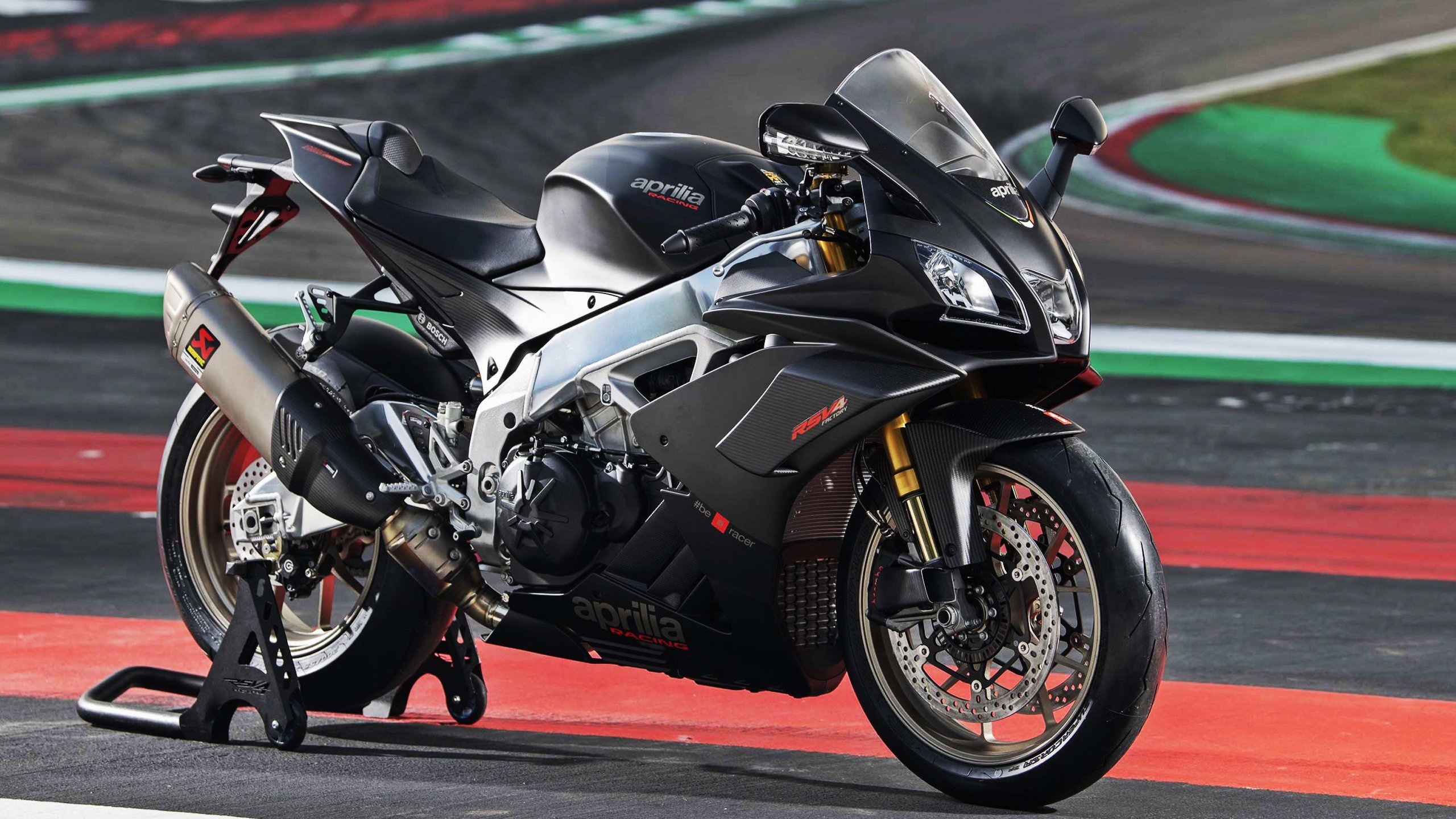 引擎轰鸣与地板回响，当范弗利特用F1节奏接管比赛